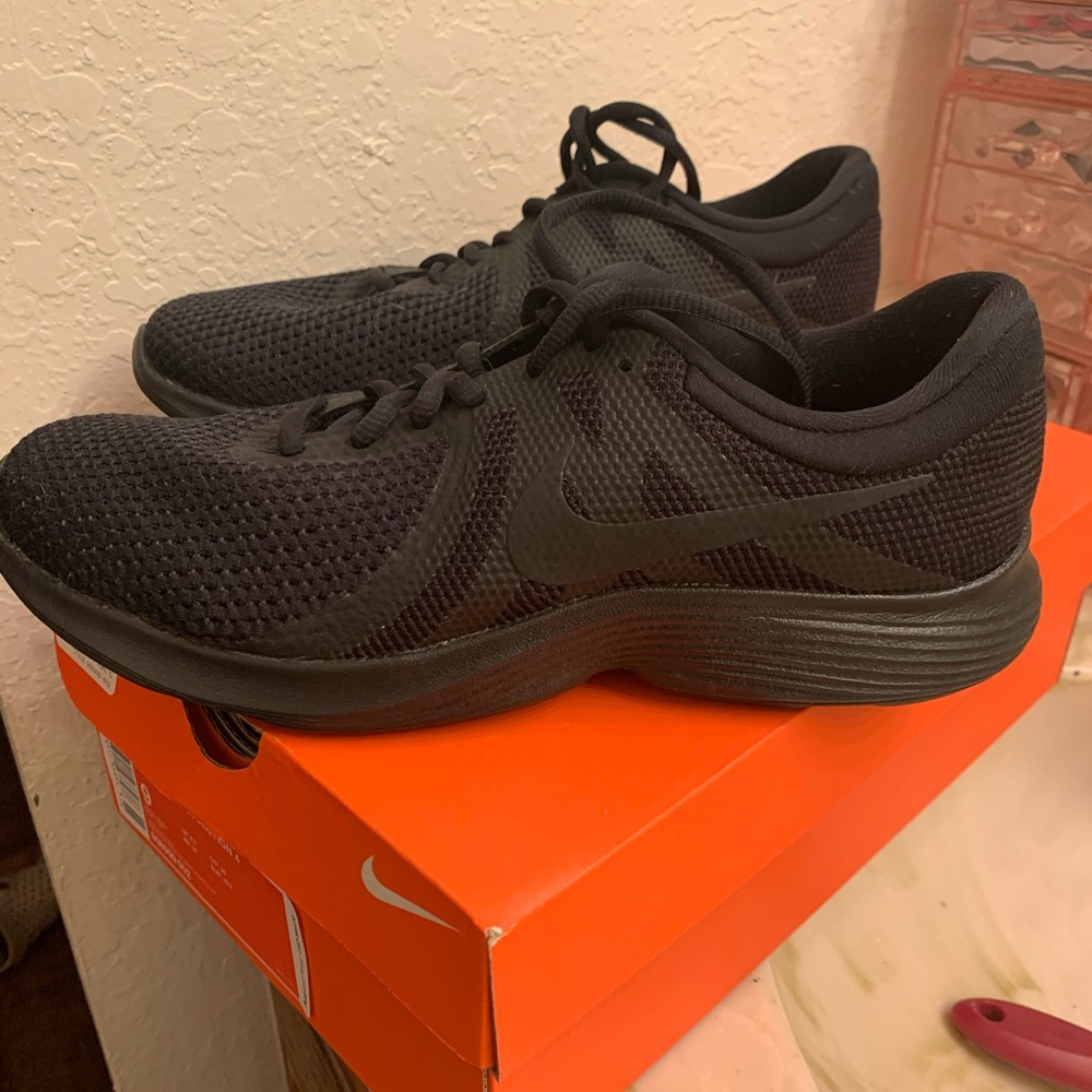 Nike women Revolution 4